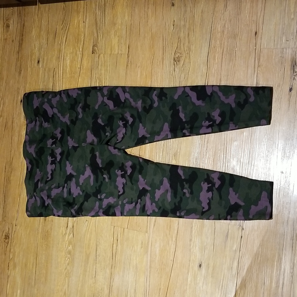 Torrid pixie sz 2R camo leggings like new - Picture 3 of 8